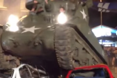 (VIDEO) Bergamo je "goreo": Navijači Atalante pregazili tenkom automobile omraženih rivala!