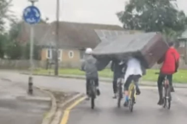 (VIDEO) PORED NJIH JE KOMPANIJA ZA SELIDBE ČISTO BACANJE PARA: Četvorka prevozi kauč na biciklima