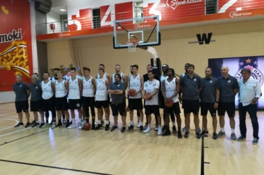 (FOTO+VIDEO) Partizan trenirao u novom domu: Dobrodošli u rudnik!