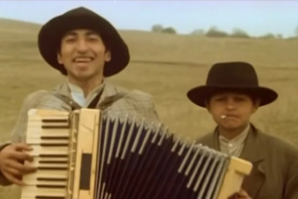 HARMONIKAŠ IZ "KO TO TAMO PEVA" OTVARA FILMSKI FESTIVAL: Glumci pevaju u Ravnom selu, a ovaj FOLKER je specijalan gost!