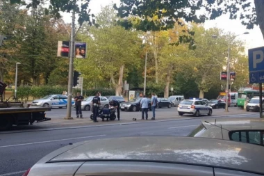 Saobraćajka na Bulevaru! Motociklista se zakucao u tramvaj, jedva izvukao živu glavu