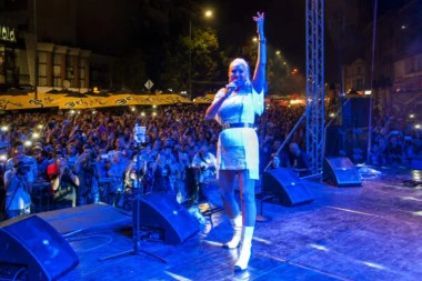 Folk zvezda oborila rekord: Brena na Roštiljijadi priredila spektakl za 100.000 ljudi!