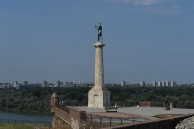 MOJ BEOGRADE, SAMO SKINI MASKU I OZDRAVI: Pesmica male Lane iz Batajnice otapa najčvršća SRCA