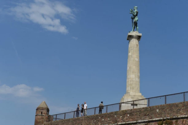DRAMA NA KALEMEGDANU: Žena pala sa terase ispod "Pobednika", intervenisali vatrogasci i Hitna pomoć