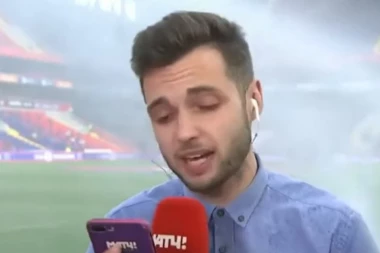 (VIDEO) OVAKO IZVEŠTAVA PROFESIONALAC! Ni prskalice ga nisu sprečile da najavi utakmicu