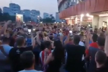 (FOTO + VIDEO) Prava fešta ispred "Marakane": Navijači Zvezde doveli i trubače, tenk glavna atrakcija!