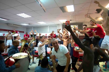 Trubači, šlemovi, osmesi i legende: Ovako je izgledalo slavlje u svlačionici posle Jang Bojsa (FOTO)