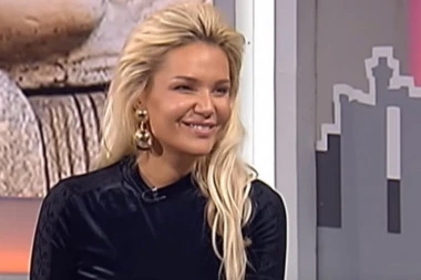 LENA KOVAČEVIĆ OTVORILA VRATA SVOG DOMA NA BOŽIĆ: Čestitala najradosniji hrišćanski praznik i pokazala česnicu (FOTO)