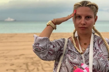 Prvi put napustila zemlju: Dea Đurđević otputovala sa dečkom, a evo kako joj je ruka!