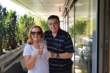 Biće to veče za pamćenje: Ana i Milutin Mrkonjić nazdravali šampanjcem, pa pevačicinim fanovima saopštili lepe vesti!