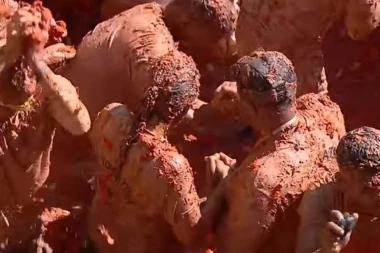 (VIDEO) Za tradicionalnu borbu paradjzom utrošeno 145 tona, a povod za ovaj veseli festival je mnogo tužniji no što mislite...