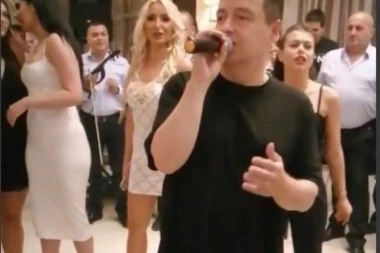 Mini-koncert šefa diplomatije u Paraliji! Evo koje narodne hitove je Dačić otpevao uživo i zadao domaći zadatak estradi