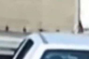 (VIDEO) Identifikovana majka koja je vozila dete na prozoru automobila! Čekaju je TRI drakonske kazne