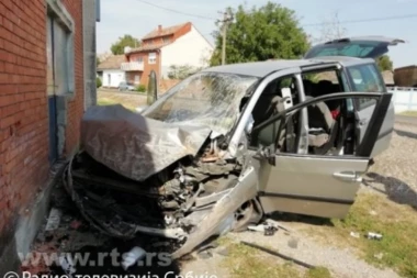 Smrskan do neprepoznatljivosti! Pogledajte kako izgleda "pežo" smrti koji se zakucao u kuću, OVO je uzrok stravične nesreće