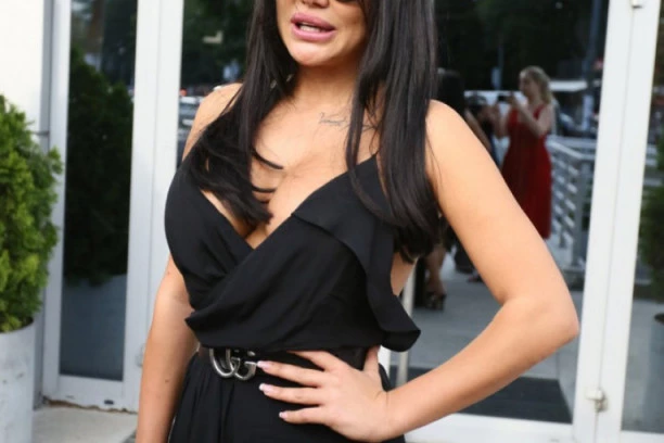 (FOTO) "STIGLA TE KAZNA ZA TO ŠTO SI RADILA": Tamara Đurić dobila JEZIVU poruku, a njen odgovor ledi krv u žilama!