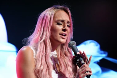 (VIDEO) Luna Đogani razvalila Anabelin hit!