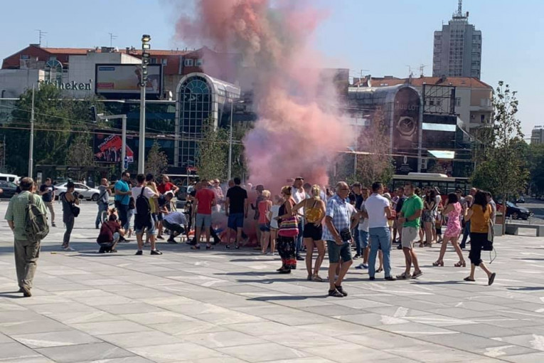 (FOTO) Razjareni Đilasovi plaćenici prave cirkus na Trgu republike
