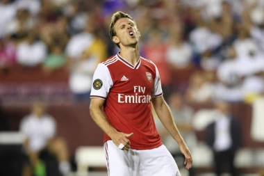 Monreal napustio Arsenal, vreme je za Tirnija!