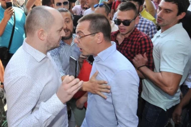 Isplivale skandalozne fotografije! Pogledajte kako je Bastać napao odbornika SNS na Trgu Republike