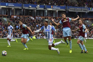 ZVEZDINA BOMBA - VAN LA PARA STIGAO ZA 1,2 MILIONA E!