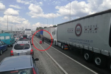 (FOTO) Neki krenuli peške! Na ulasku u Srbiju iz Severne Makedonije čeka se 4 sata