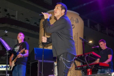 Spektakl pred 70.000 ljudi: Pejović "zapalio" publiku na Roštiljijadi!