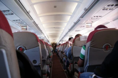 TRAGEDIJA NA NEBU IZNAD DUBROVNIKA: Avion prinudno sleteo jer je putnik preminuo