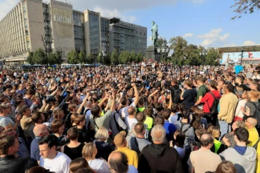 (FOTO, VIDEO) Demonstracije u Moskvi: Policija okružila okupljenje, situacija veoma napeta