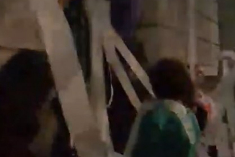 (VIDEO) OPOZICIJA NASTAVLJA SA DIVLJANJEM: Bacili rolne toalet papira na zgradu Predsedništva