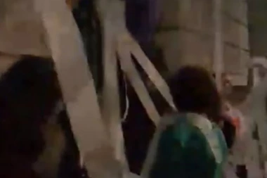 (VIDEO) OPOZICIJA NASTAVLJA SA DIVLJANJEM: Bacili rolne toalet papira na zgradu Predsedništva