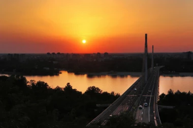 TRAGIČAN DAN U SRBIJI: Devojka skočila u Dunav sa Mosta slobode u Novom Sadu