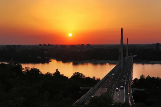 CEO BEOGRAD GLEDA U NEBO! Neobični prizori iznad prestonice nakon stravične oluje! (FOTO)