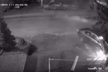 (UZNEMIRUJUĆI VIDEO) Sigurnosne kamere zabeležile jezivu saobraćajku u Novom Pazaru, žena od siline udara zadobila opasne povrede