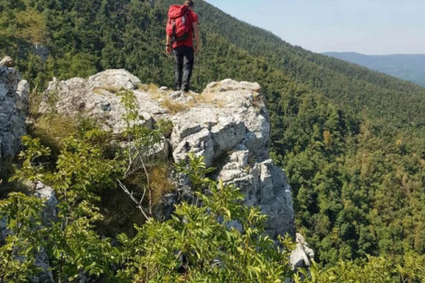 DEČAK (14) SE OKLIZNUO I SURVAO U PROVALIJU! Jeziva nesreća na planini, preminuo je pred očima najboljeg prijatelja