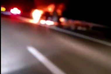 (VIDEO) Jeziva nesreća na auto-putu! Zapalio se automobil