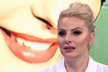 (VIDEO) Ova se*si Albanka ne zna šta će sa parama! Bivša predsednica Skupštine Kosova izvadila imovinsku kartu na sto