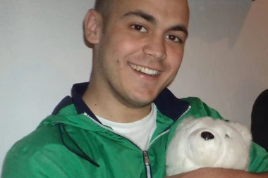 Od siline udarca korpa bicikla je preletela ogradu kuće: Nastradali mladić iz Kupinova ostavio za sobom dvoje dece!