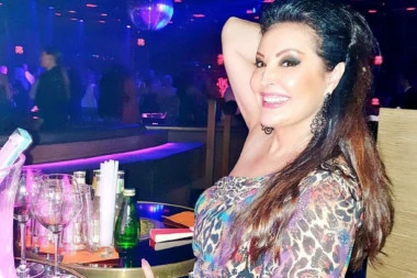 (FOTO) DRAGANINA SVADBA SE ZBOG JEDNOG DETALJA SA VENČANICE I DALJE PAMTI: Porodica nije bila uz nju, ali ovo je čuvalo!