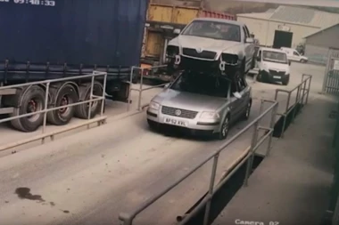 (VIDEO) NESVAKIDAŠNJE: Provozao auto sa drugim vozilom na krovu!