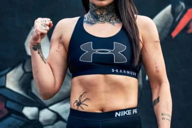 Prelepa Julija - MMA ratnica svira klavir i sprema se za rat u Dudovoj šumi!