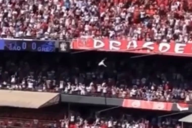 (VIDEO) Jezivi snimak: Navijač pao sa najviše tribine stadiona i preživeo!