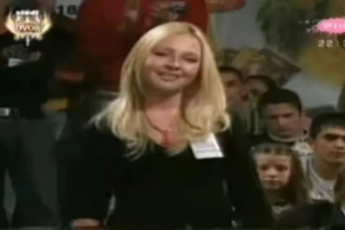 Bila je bucmasta plavuša, a sada je brutalna cica: Ovako je popularna pevačica izgledala pre 10 godina!