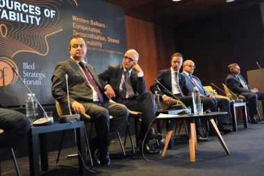 (VIDEO) HIT! DAČIĆEV ŠOU NA BLEDU: Utvrđujemo da li je grom koji je udario u avion došao iz Hrvatske ili Slovenije