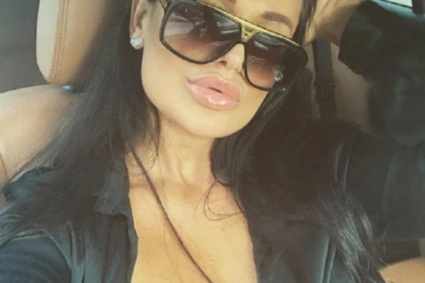 (FOTO) INDI ARADINOVIĆ POKAZALA STARIJEG DEČKA KOGA JE UPOZNALA NA MAJORCI: Izgleda kao turski glumac, javnost oduševljena!