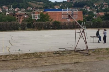 Sramota opozicije u Kuršumliji: Pretili da će da ruše koševe na dečjem igralištu!