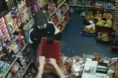 (VIDEO) Prodavačica osujetila planove jednom lopovu: Gađala ga gajbom i oterala