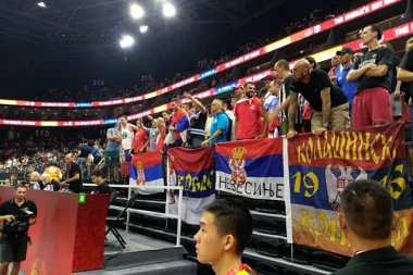 (FOTO) „Marš na Drinu“ i „nema predaje“ grmi u Fošanu