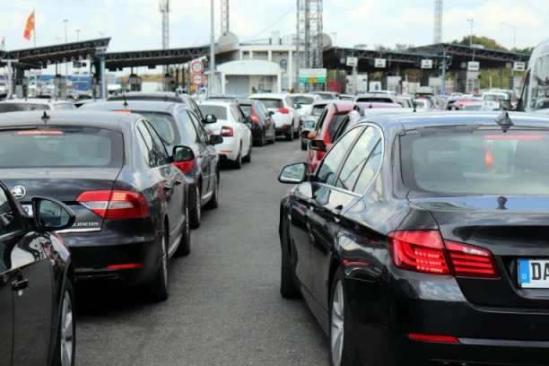 GUŽVE NA GRANICAMA! Automobili na Preševu čekaju sat i po, kamioni na Horgošu i do pet sati!