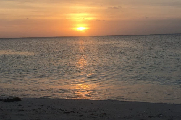 (ŠOK VIDEO) Turisti na španskoj plaži u neverici posmatrali: Čamac je pristao na obalu, a onda je počeo istovar DROGE!