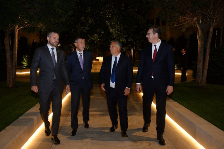 (FOTO) Vučić u zvaničnoj poseti Mađarskoj: Orban priredio svečanu večeru srpskom predsedniku